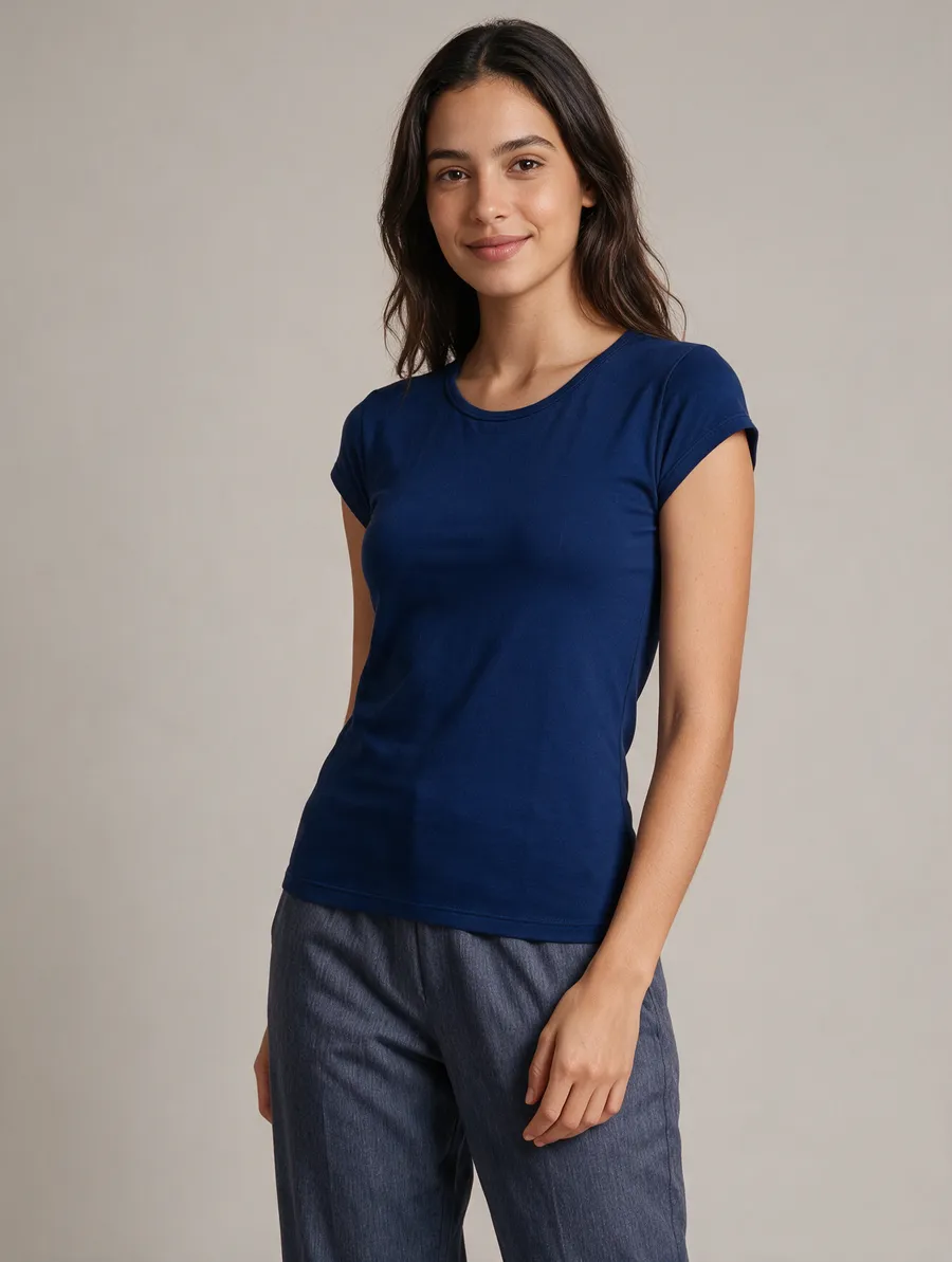 Mulher com camiseta baby look azul-marinho e calça mescla