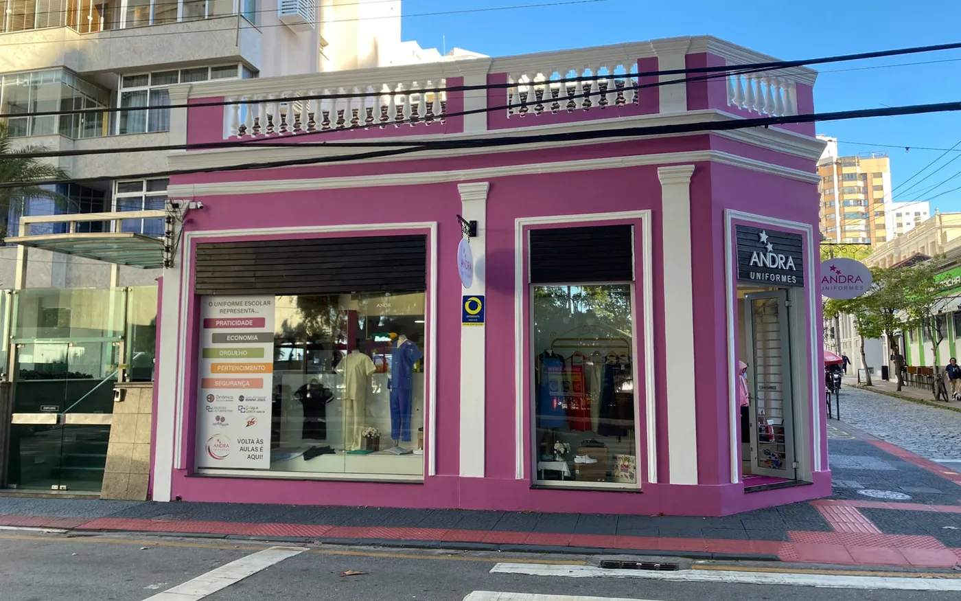 Vitrines da loja Andra Uniformes no centro de Florianópolis