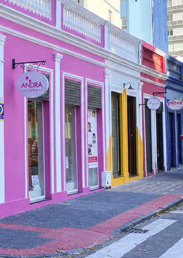 Vitrines da loja Andra Uniformes na Rua Bocaiúva, em Florianópolis