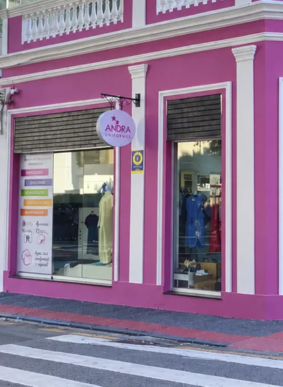 Vitrine da loja Andra Uniformes, no centro de Florianópolis